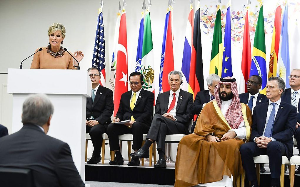 Koningin Máxima houdt in toespraak in Osaka. Mohammed bin Salman (2e van rechts vooraan) luistert toe. beeld AFP