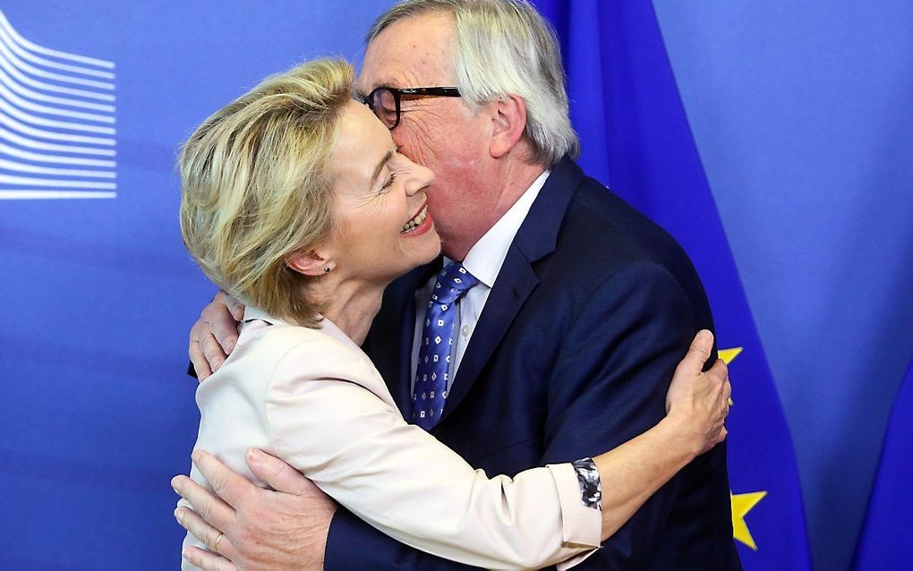 Von der Leyen wordt begroet door Juncker. beeld AFP