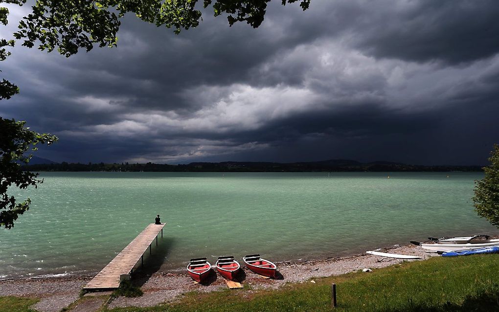 Onbestendig weer bij de Forggensee in de Duitse deelstaat Beieren. beeld AFP