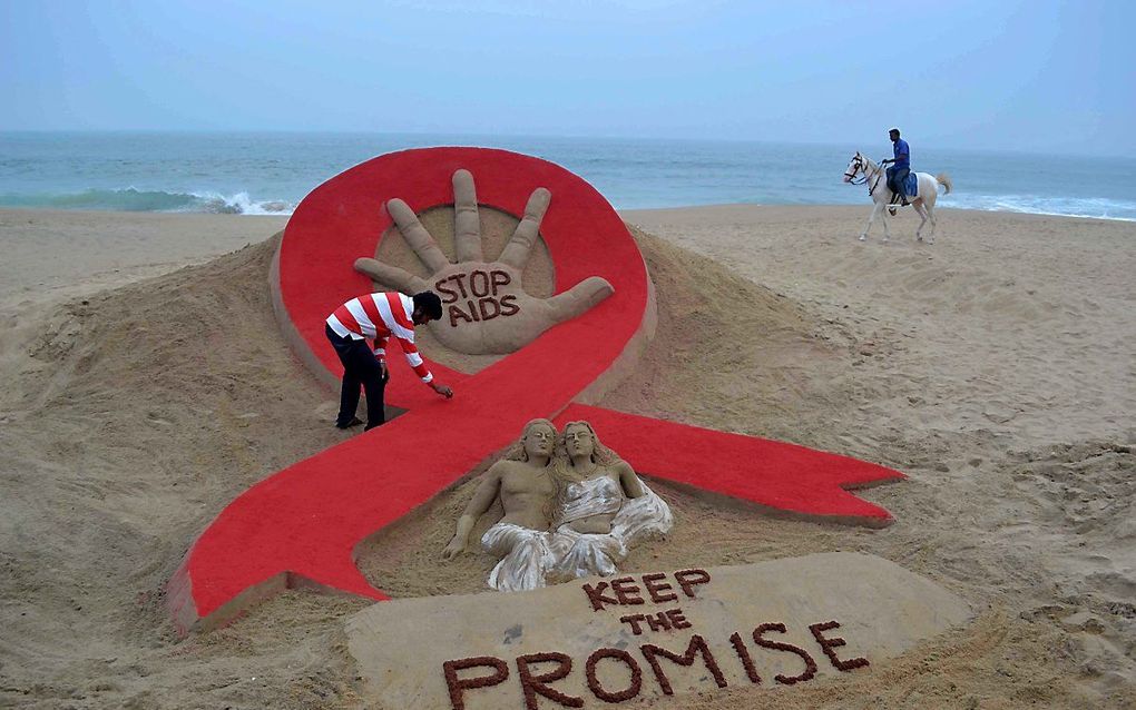 Zandsculptuur naar aanleiding van Wereldaidsdag in Puri, India, 2013. beeld AFP, Asit Kumar