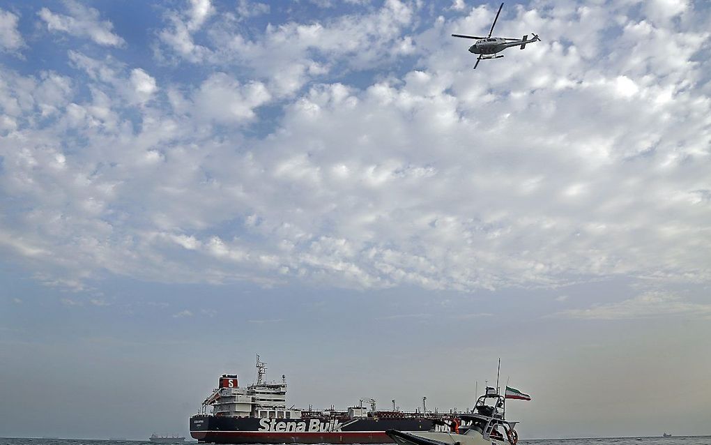 Iraanse patrouille rond een olietanker die vaart onder Britse vlag. beeld AFP