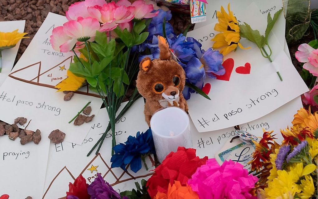 Bloemen buiten de Walmart in El Paso, Texas. beeld AFP, Mark Ralston