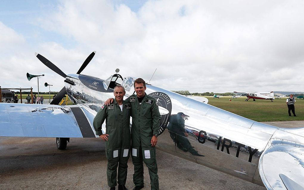 Twee Britse vliegeniers gaan met een 76 jaar oude Spitfire rond de wereld vliegen. Het zilveren toestel van Steve Brooks (L) en Matt Jones is nog gebruikt tijdens de Tweede Wereldoorlog. beeld AFP