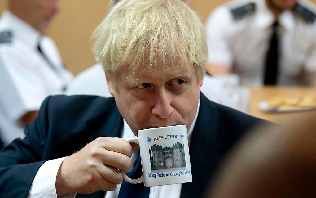 Premier Johnson in de gevangenis van Leeds (slechts op bezoek). beeld AFP, Jon Super