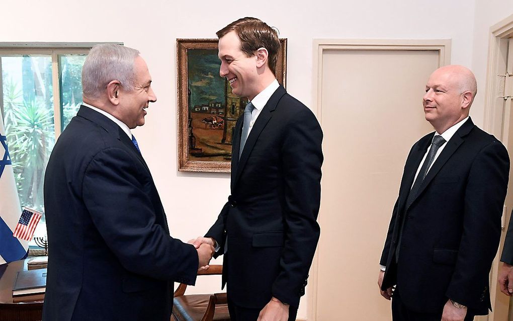 De Israëlische premier Benjamin Netanyahu (l.), Jared Kushner (m.) en Jason Greenblatt (r.). beeld AFP, Matty Stern