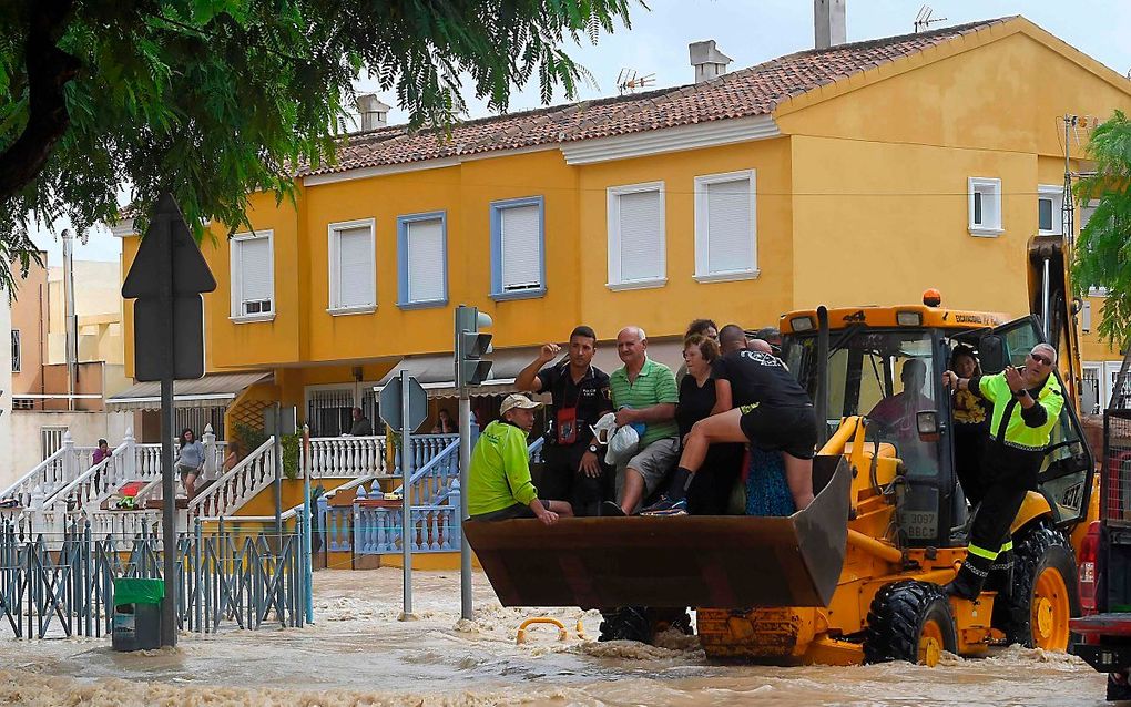 Inwoners van de plaats Redovan (Alicante) worden geëvacueerd. beeld AFP