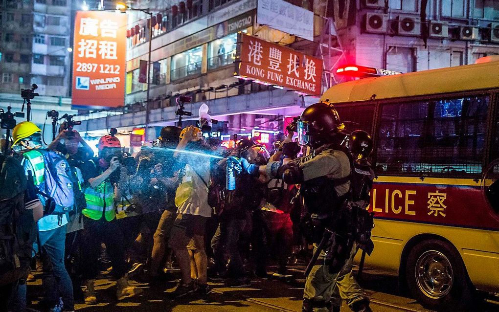 De Hongkongse politie kwam afgelopen weekend weer in actie tegen de betogers. beeld AFP, Isaac Lawrence