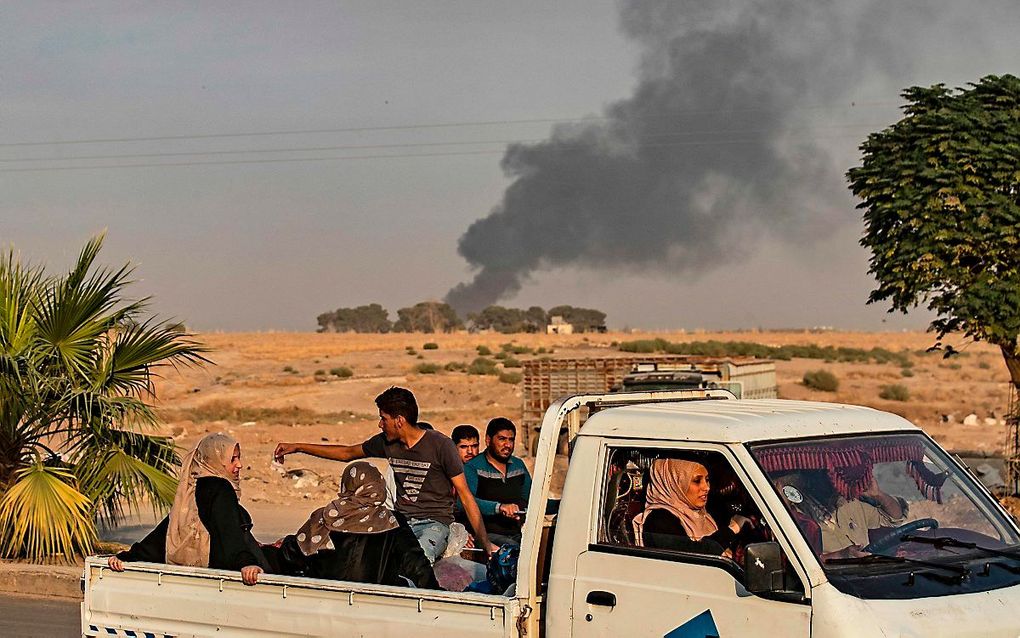 Burgers op de vlucht bij Ras al-Ain aan de Turkse grens in het noorden van Syrië. beeld AFP