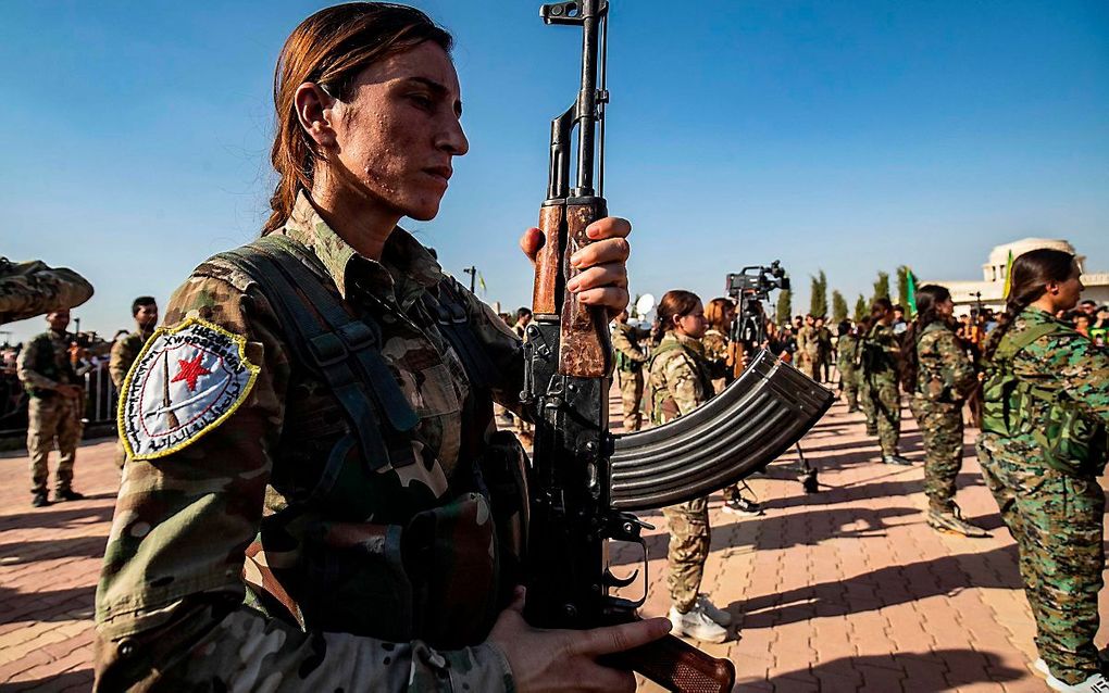 Begrafenis voor onder anderen de Koerdische politiek leider Hevrin Khalaf, in de noordoostelijke Syrisch-Koerdische stad Derik. beeld AFP, Delil Souleiman