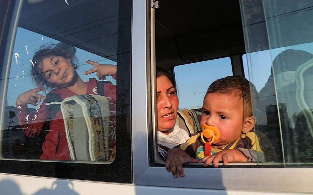 Mensen op de vlucht voor het Turks geweld in Noord-Syrië. beeld AFP