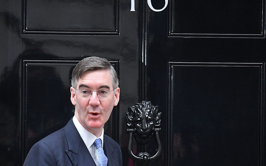 De Conservatieve fractieleider Jacob Rees-Mogg komt bij het kantoor van premier Johnson. beeld AFP, DANIEL LEAL-OLIVAS