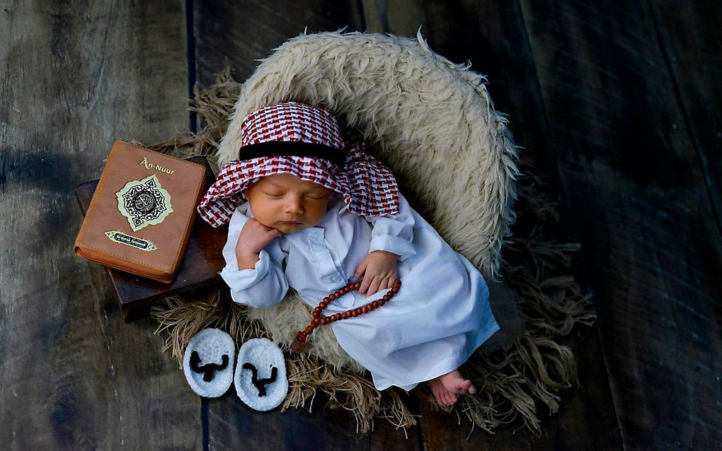 Een pasgeboren moslimbaby tijdens een fotosessie in het Indonesische Banda Aceh. beeld AFP