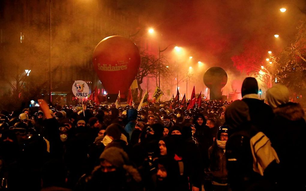 Betogers donderdagavond in Parijs. beeld AFP