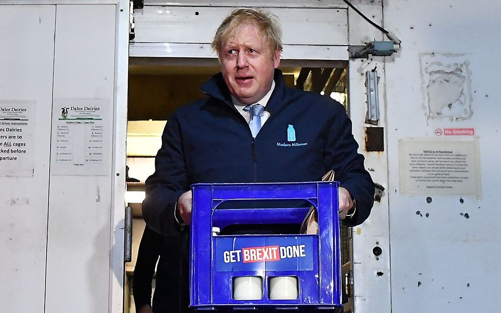 Boris Johnson op campagne als melkman. beeld AFP, Ben STANSALL