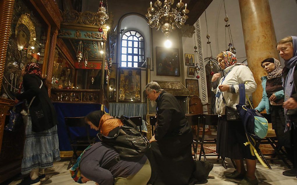 Christelijke pelgrims in de Geboortekerk te Bethlehem, op de Westelijke Jordaanoever. beeld AFP, Musa al Shaer