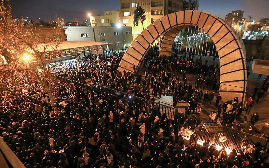 Demonstranten bij de universiteit van Teheran. beeld AFP