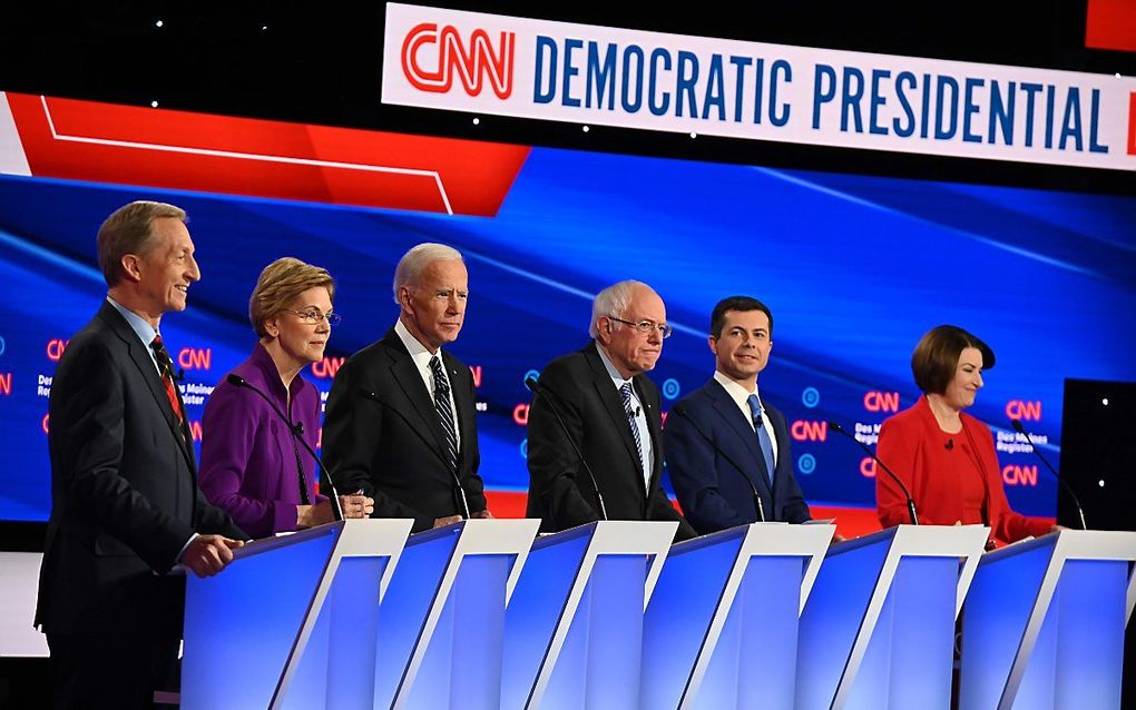 V.l.n.r.: Tom Steyer, Elizabeth Warren, Joe Biden, Bernie Sanders, Pete Buttigieg en Amy Klobuchar. beeld AFP