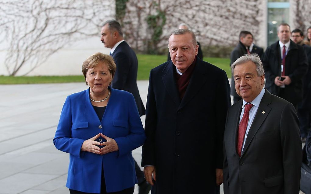 De Duitse bondskanselier Angela Merkel (l.) met de Turkse president Recep Tayyip Erdogan (m.) en VN-secretaris-generaal Antiono Guterres (r.) op de Libiëtop in Berlijn. beeld AFP, Murat Kula