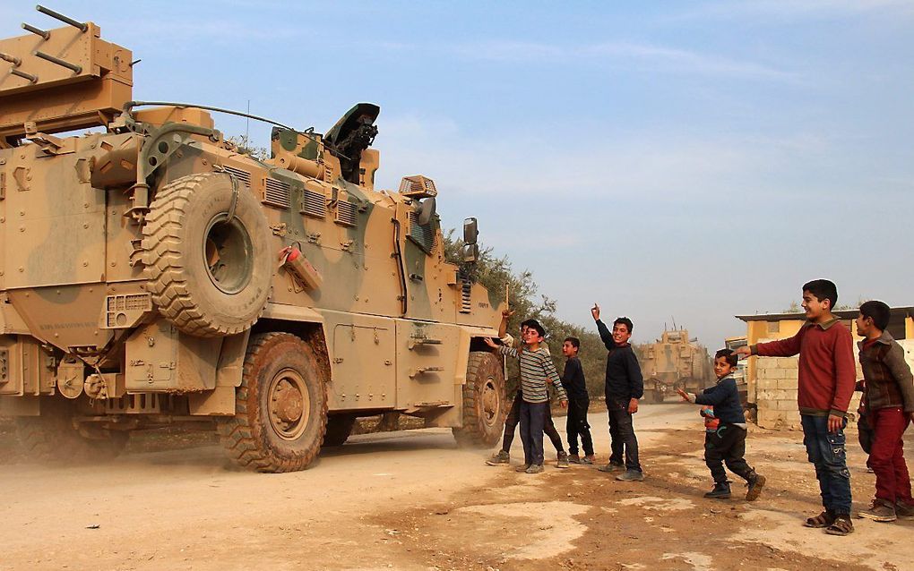 Turkse troepen rukken op in de grensstreek rond de Syrische provincie Idlib. beeld AFP