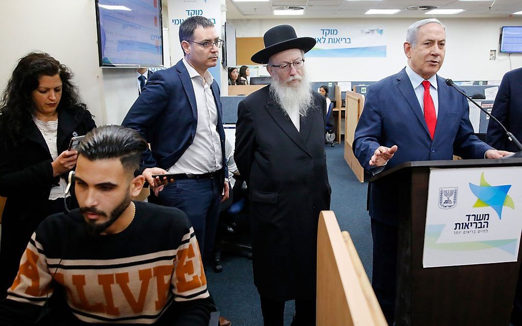 De Israëlische premier Benjamin Netanyahu (R). beeld AFP