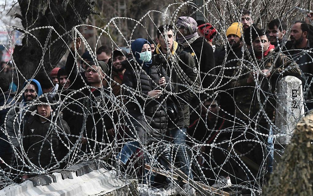 Migranten aan de grens tussen Turkije en Griekenland. beeld AFP