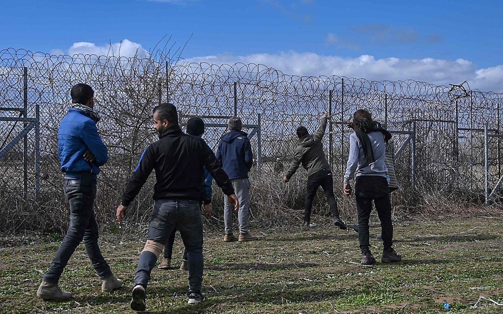 Migranten aan de Turks-Griekse grens. beeld AFP