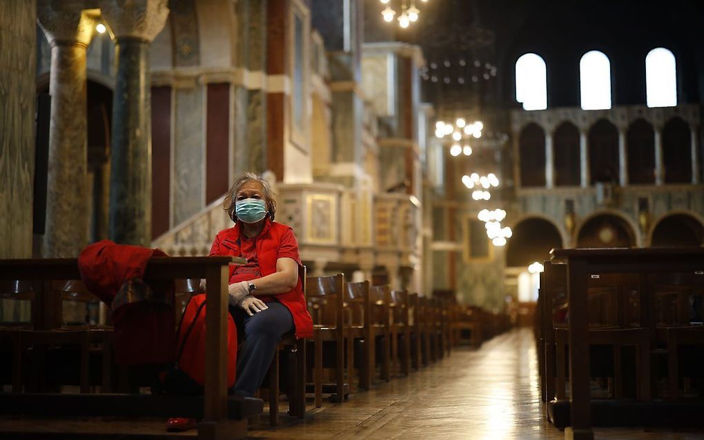 Een bezoeker van de Westminster Cathedral in Londen. beeld AFP, Tolga Akmen