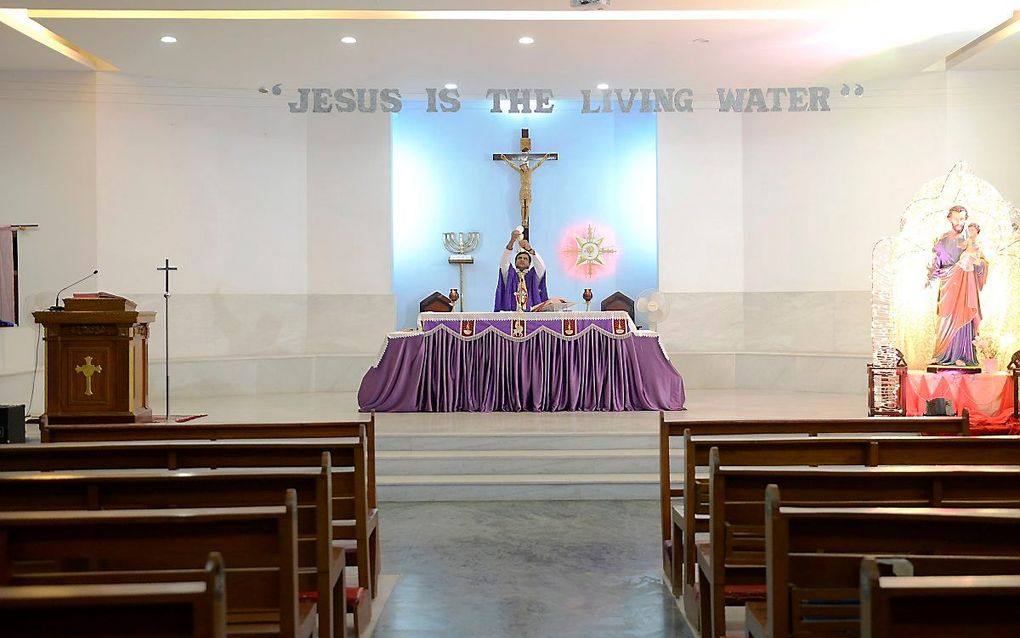 Kerkdienst in de Sint Jozefkerk in Secunderabad, India, leeg vanwege de coronacrisis. beeld AFP, Noah Seelam