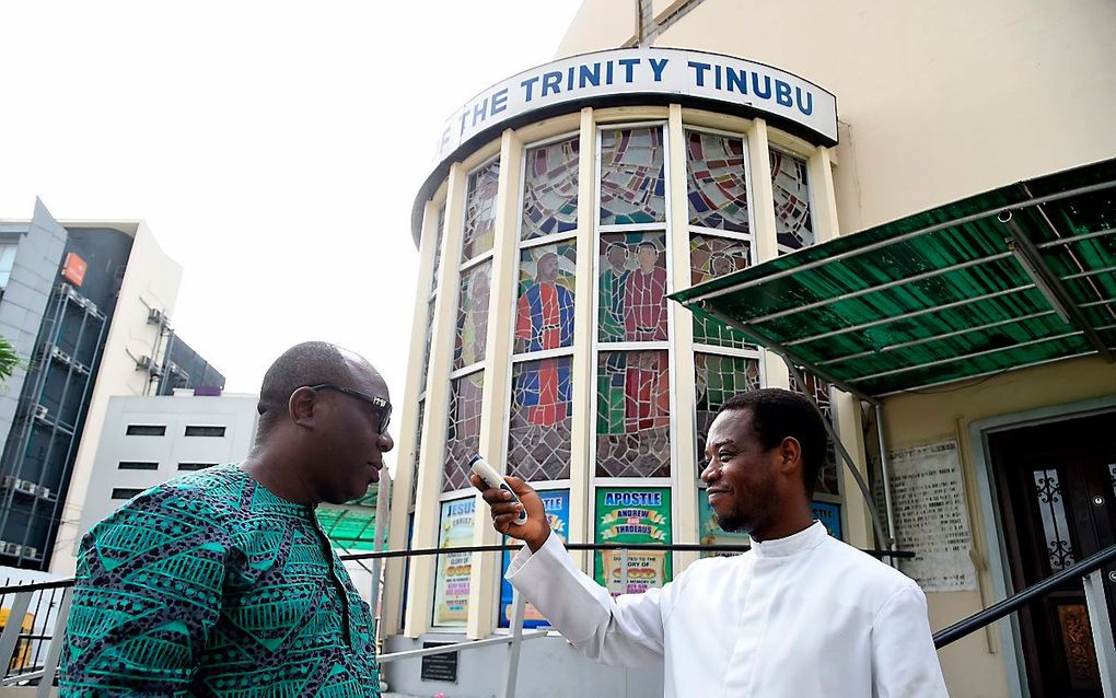 Gezondheidscheck bij een kerk in Lagos, Nigeria, vanwege het coronavirus. beeld AFP, Pius Utomi Ekpei