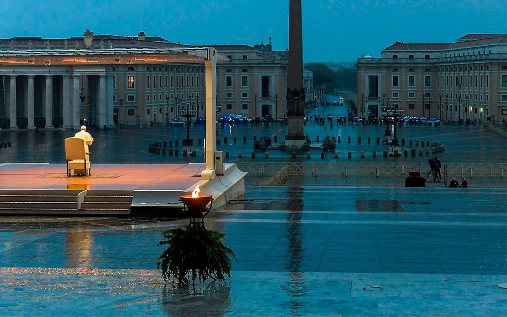 Paus Franciscus sprak voor een leeg Sint-Pietersplein in Vaticaanstad een speciale zegen uit. beeld AFP/Vatican Media