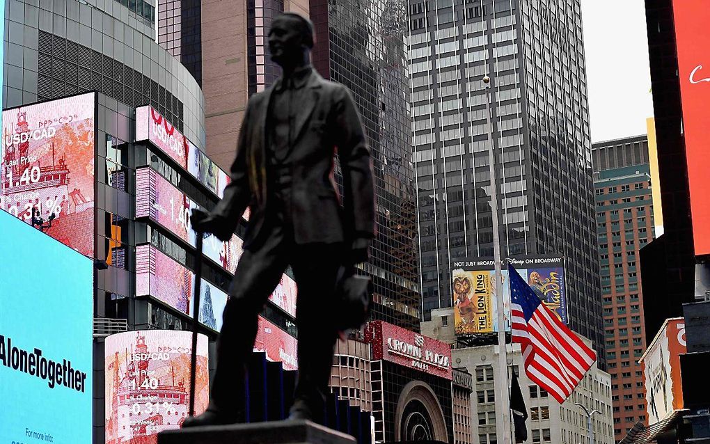 Vlag op halfstok voor de coronaslachtoffers op Time Square in New York. beeld AFP, Angela Weiss