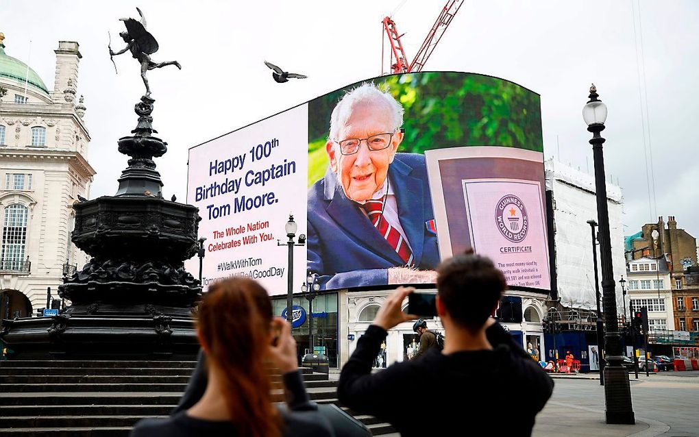 Felicitatie voor Moore op Piccadilly Circus in Londen. beeld AFP