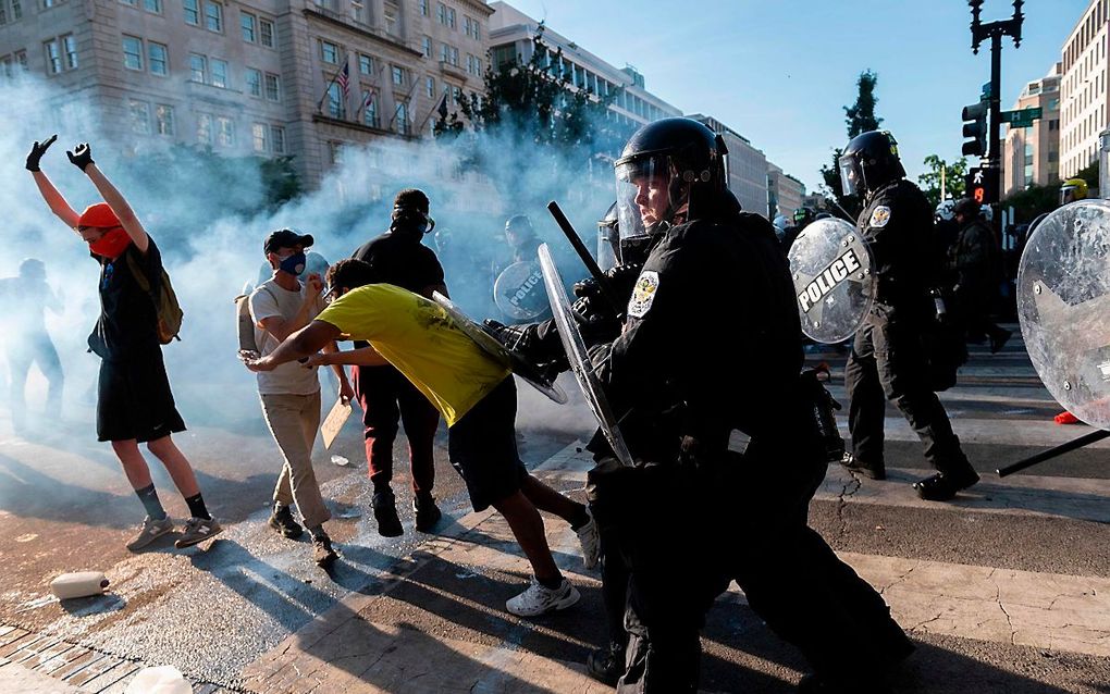 De Amerikaanse oproerpolitie probeert betogers van het Witte Huis in Washington weg te houden. beeld AFP