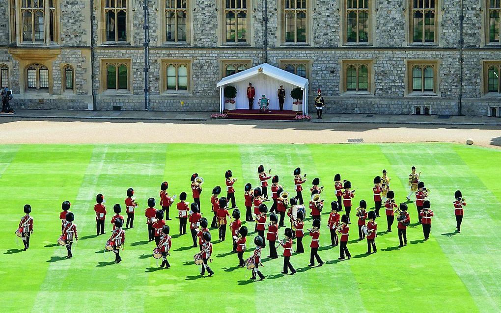 De Welsh Guards brengen in de zogenoemde quadrangle - vierhoek - een militair saluut ter gelegenheid van de officiële viering van de verjaardag van de 94-jarige Britse vorstin Elizabeth. beeld AFP