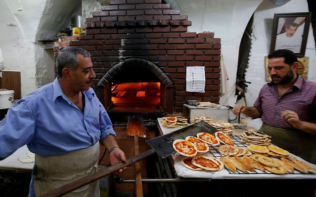 Een bakker in de Syrische hoofdstad Damascus. Door de Amerikaanse sancties is brood voor de Syrische burger onbetaalbaar gewroden. beeld AFP, Louai Beshara