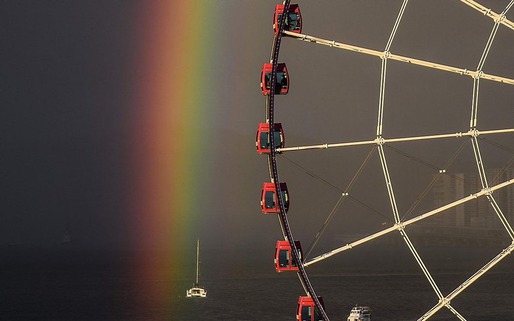 Een reuzenrad bij zonsondergang in Hong Kong. beeld AFP