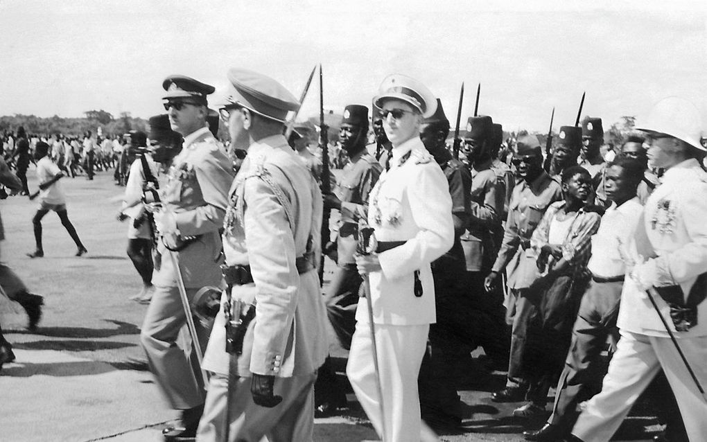 Koning Boudewijn bij een bezoek aan Stanleyville, het huidige Kisangani, in Congo, december 1959. beeld AFP/Belga