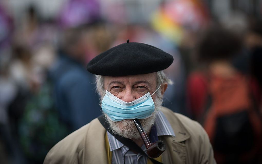 Een deelnemer in het Franse Nantes aan een demonstratie voor betere werkomstandigheden voor zorgpersoneel. beeld AFP