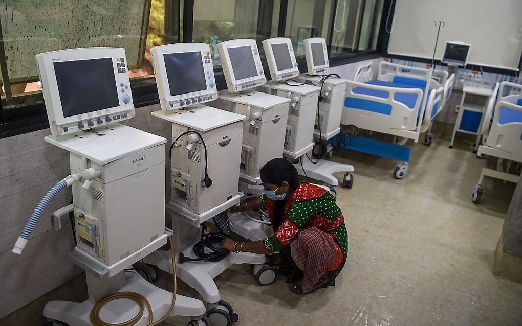 In een ziekenhuis in de Indiase stad Mumbai worden voorbereidingen getroffen voor de opname van coronapatiënten. beeld AFP