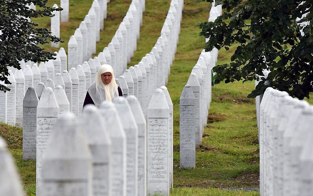 Een Bosnische vrouw tussen de graven van het herdenkingscentrum Potocari bij Srebrenica. beeld AFP