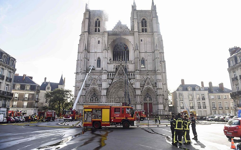 De brand in de kathedraal van de Franse stad Nantes is onder controle. beeld AFP