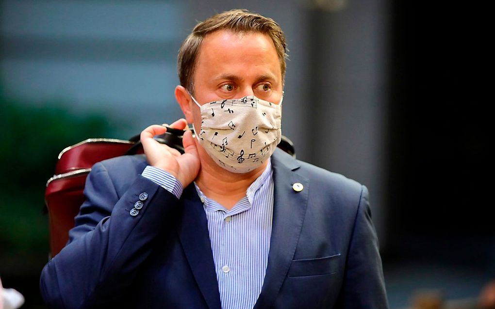 Premier Xavier Bettel van Luxemburg verlaat maandagmorgen de plaats van bijeenkomst. beeld AFP