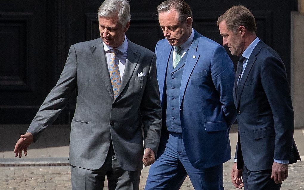 Voorzitter Bart De Wever (M) van de Vlaams-nationalistische N-VA, Paul Magnette van de Franstalige socialisten (PS) en de Belgische koning Filip (L). beeld AFP