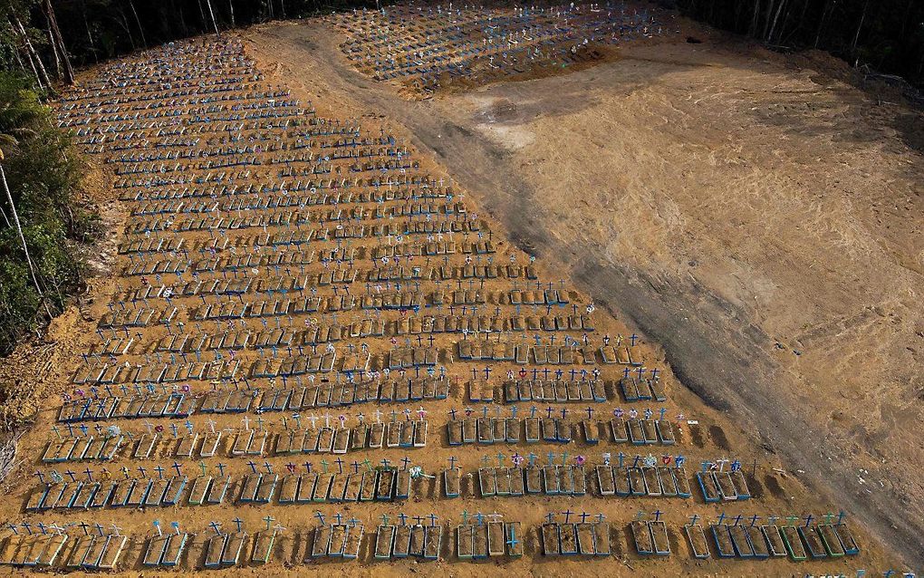 Graven voor coronaslachtoffers in Brazilië. beeld AFP