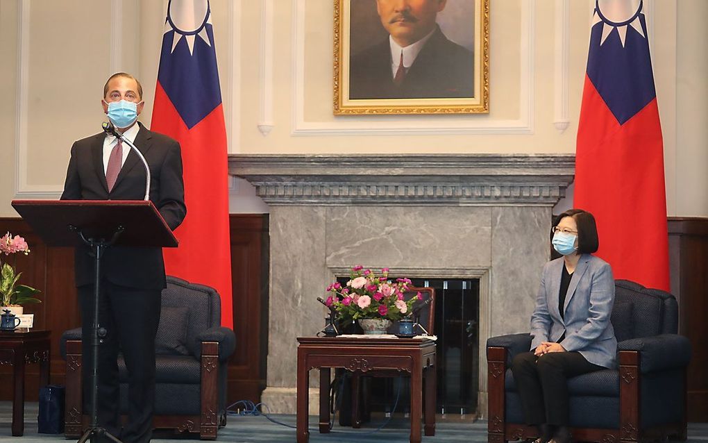 De Amerikaanse minister van Volksgezondheid en Sociale Zaken, Alex Azar (l.), ontmoette de president van Taiwan, Tsai Ing-wen, maandag. beeld AFP, Pei Chen