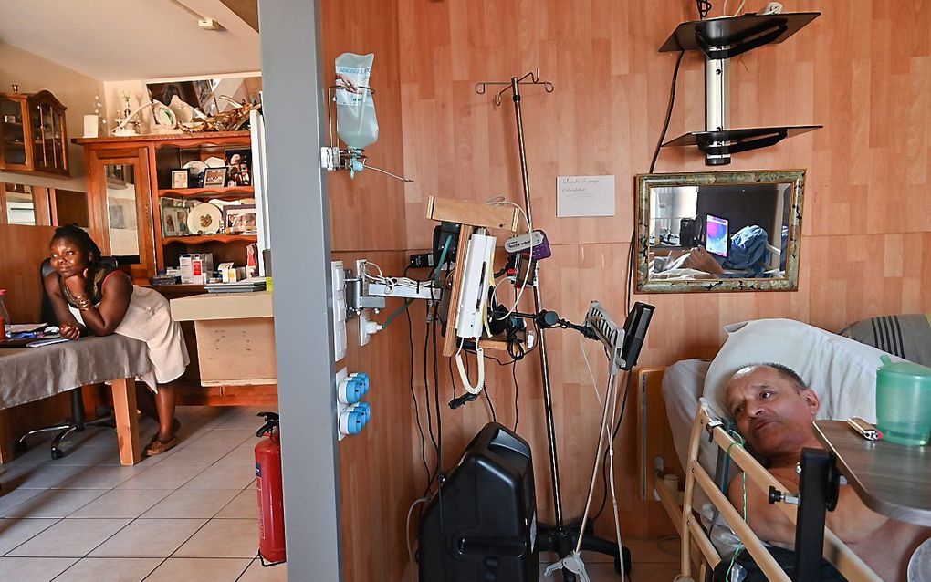 Alian Cocq (r.) in zijn appartement in Dijon. beeld AFP, Philippe Desmazes