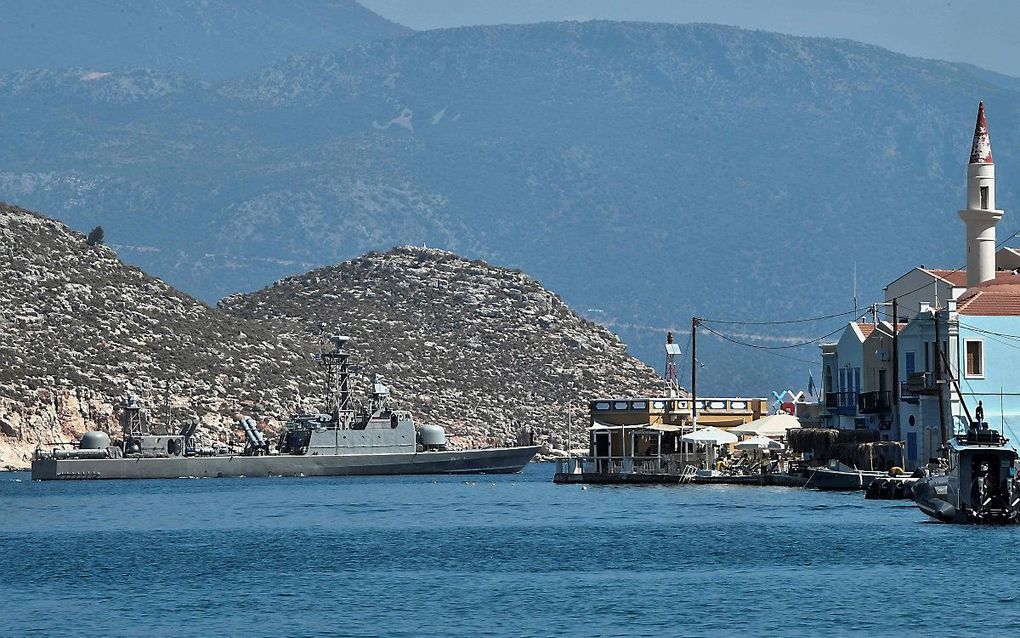 Grieks marineschip bij het eiland Kastelorizo. beeld AFP