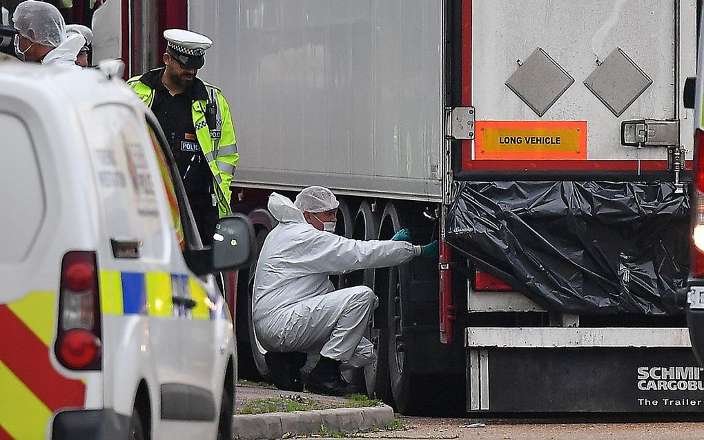 De Britse politie onderzoekt de vrachtwagen waarin 39 Vietnamezen om het leven kwamen. beeld AFP Ben Stansall