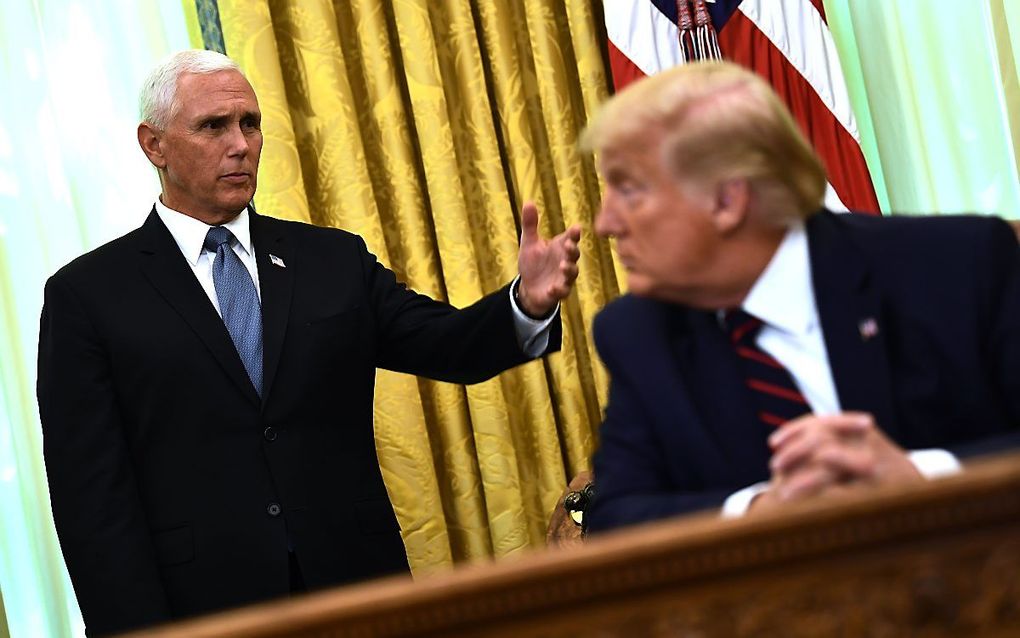 De Amerikaanse vicepresident Mike Pence (l.) toert door de VS om het abortusbeleid van president Donald Trump uit te dragen. beeld AFP