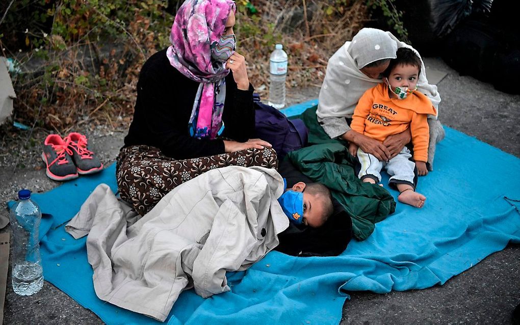 Vluchtelingen zijn hun onderkomen kwijtgeraakt na de verwoestende brand in het kamp Moria op het Griekse eiland Lesbos. beeld AFP